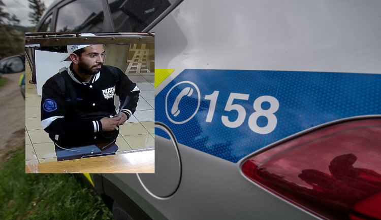 Tři vloupání do šatních skříněk během pár hodin. Policisté hledají muže z kamerového záznamu