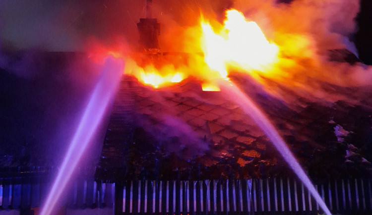 Požár domu na Českolipsku. Obyvatelé stihli včas utéct, příčina je zatím nejasná