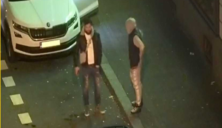 Policisté hledají svědky potyčky v Karlových Varech