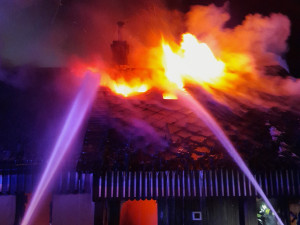 Požár domu na Českolipsku. Obyvatelé stihli včas utéct, příčina je zatím nejasná