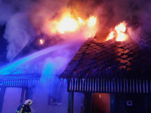 Požár domu na Českolipsku. Obyvatelé stihli včas utéct, příčina je zatím nejasná