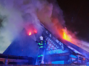 Požár domu na Českolipsku. Obyvatelé stihli včas utéct, příčina je zatím nejasná