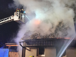 Požár domu na Českolipsku. Obyvatelé stihli včas utéct, příčina je zatím nejasná