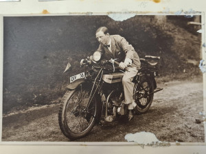 Automobilového a motocyklového závodníka Franze Liebiega připomínají snímky v Severočeském muzeu