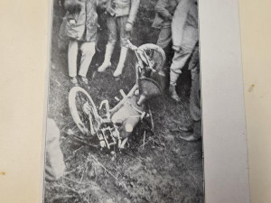 Výstrižek z novin, nehoda na závodech