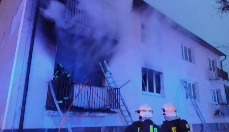 Čtyři zranění po požáru bytu na Českolipsku. Ženu s popáleninami záchranáři transportovali do Prahy