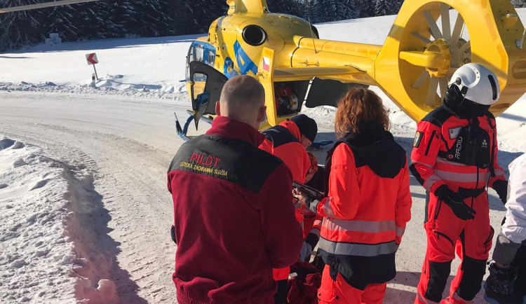 Dítě při bobování narazilo do auta. Na místo letěl vrtulník