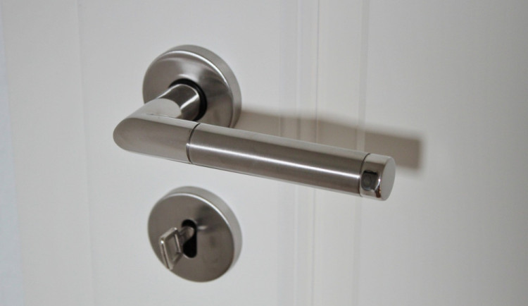 Dárky lákají zloděje, policie nabádá k opatrnosti na sociálních sítích