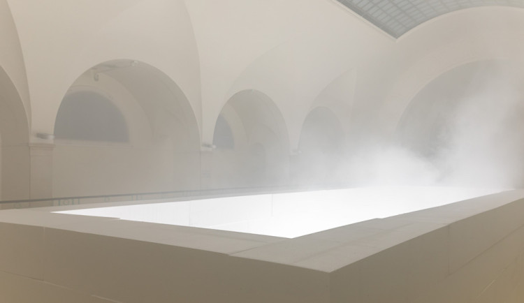 Prostor vyplněný zvukem, světlem a bílou barvou. Bratři Stolínové v galerii reinterpretují prostor