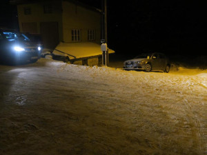 Řidič v Alšovicích boural na letních pneumatikách, poté nadýchal alkohol