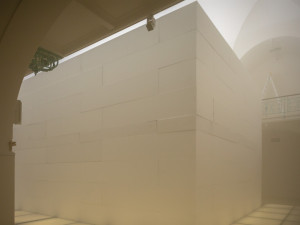 Prostor vyplněný zvukem, světlem a bílou barvou. Bratři Stolínové v galerii reinterpretují prostor