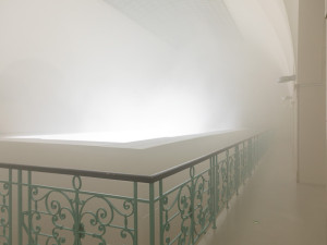 Prostor vyplněný zvukem, světlem a bílou barvou. Bratři Stolínové v galerii reinterpretují prostor