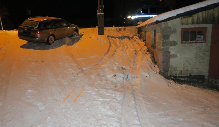Řidič v Alšovicích boural na letních pneumatikách, poté nadýchal alkohol