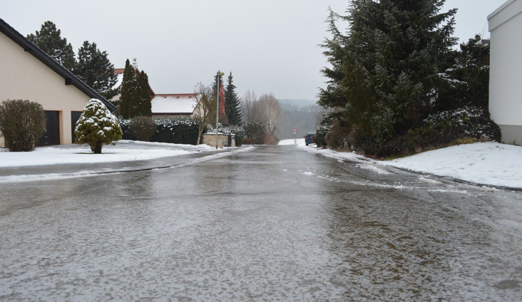 Meteorologové znovu varují před ledovkou. Vytvoří se v noci na středu