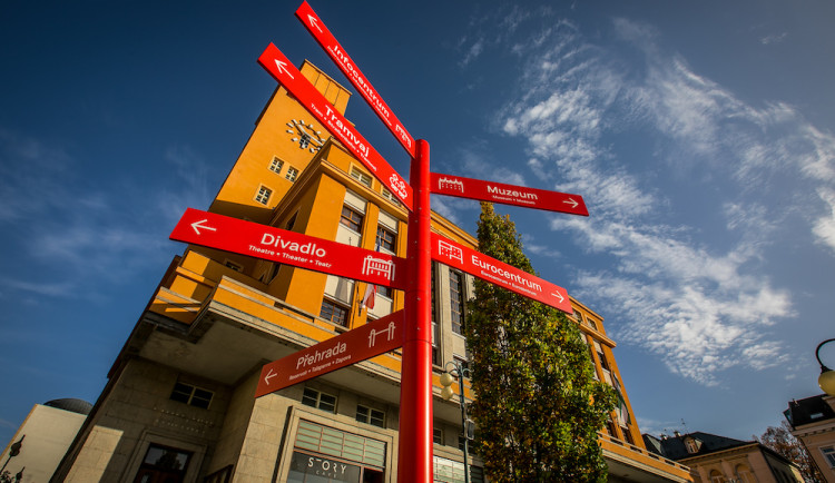 Jablonec má nový navigační systém. Co znamenají červené korálky v dlažbě?