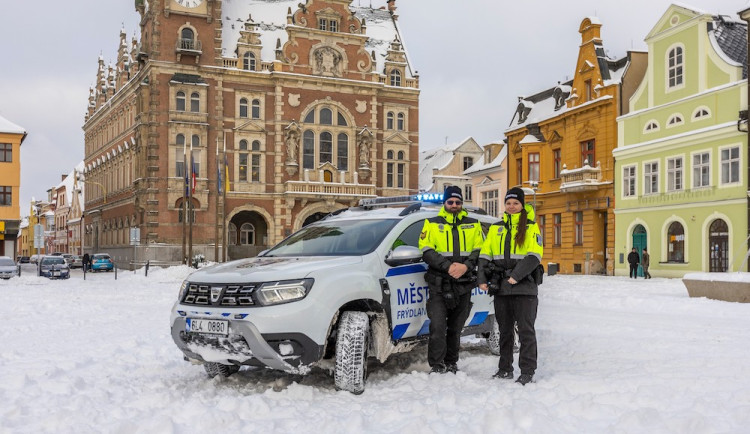 Městská policie má za sebou ve Frýdlantu první rok. Od ledna se rozšíří o tři strážníky