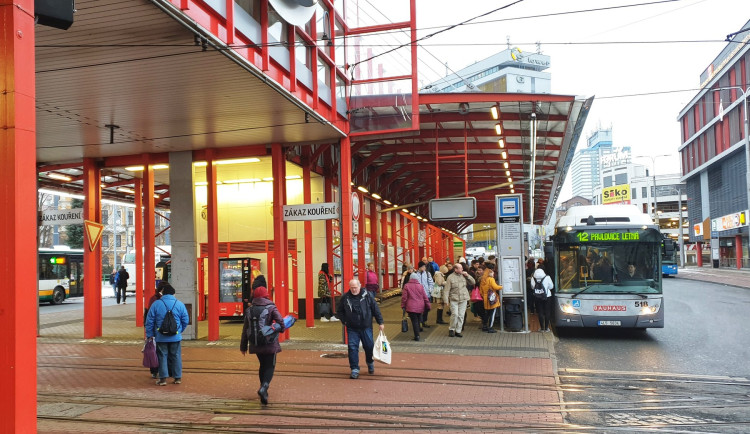 Autobusy a tramvaje ukončí provoz na Štědrý den a na Silvestra dřív. O svátcích platí nedělní řád