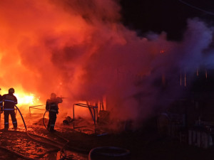 Hasiči bojovali s požárem v Pěnčíně. Hořela stodola a přístavek se slámou