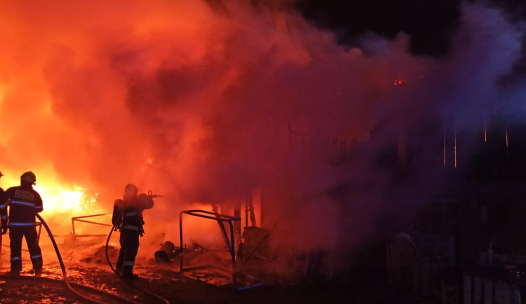 Hasiči bojovali s požárem v Pěnčíně. Hořela stodola a přístavek se slámou