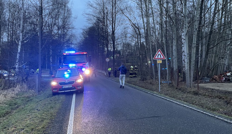 FOTO, VIDEO: Osobní automobil skončil uprostřed vodní nádrže na Liberecku