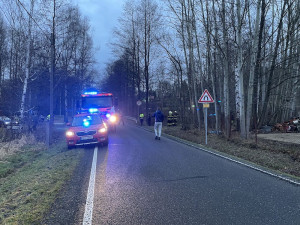 FOTO, VIDEO: Osobní automobil skončil uprostřed vodní nádrže na Liberecku