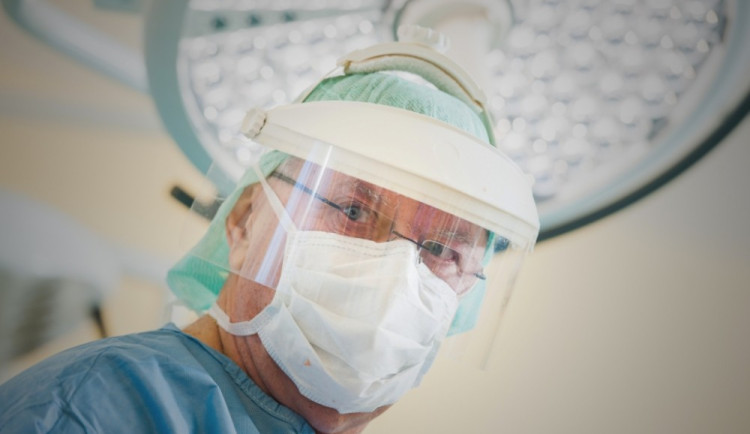Skluz v operacích kvůli covidu se daří nemocnicím v Libereckém kraji dohánět