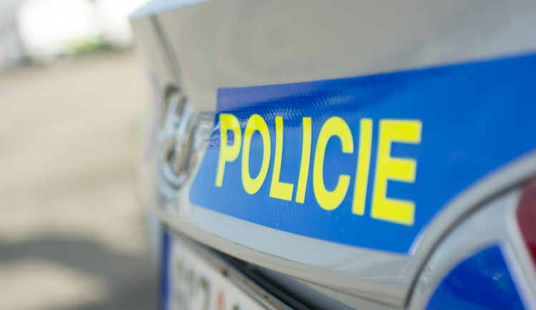 Policistům na Liberecku zarputile ujížděl řidič se zákazem řízení. Odhalili i odcizené vozidlo