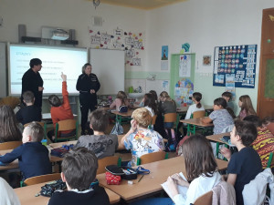 Liberečtí policisté přednášejí o bezpečnosti i dětem z Ukrajiny. Navštěvují zejména základní školy