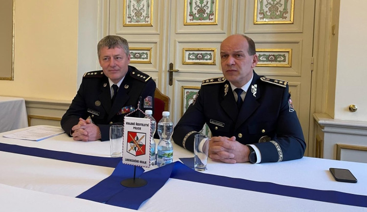 Nového ředitele Policie ČR v Libereckém kraji Libora Špráchala (vlevo) uvedl do funkce policejní prezident Martin Vondrášek.