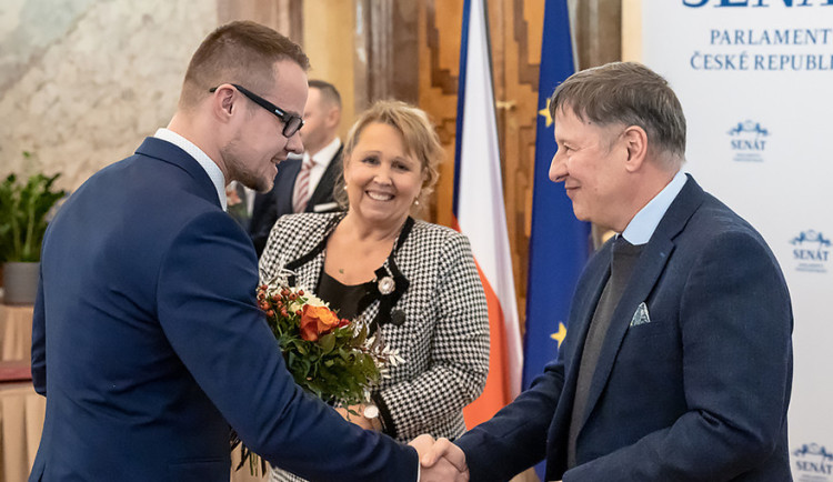 Mladý vědec Jakub Erben (vlevo) za svůj výzkum na Technické univerzitě v Liberci obdržel cenu od ministra školství Vladimíra Balaše. 
