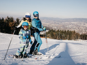 Leden na Ještědu? Nejlepší lyžovačka v širokém okolí, poloprázdné sjezdovky a celodenní skipasy od 370 korun