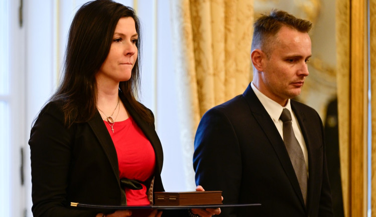 Vlevo je vdova po vyznamenaném Lenka Dvořáková, vpravo bratr vyznamenaného Bořivoj Dvořák.