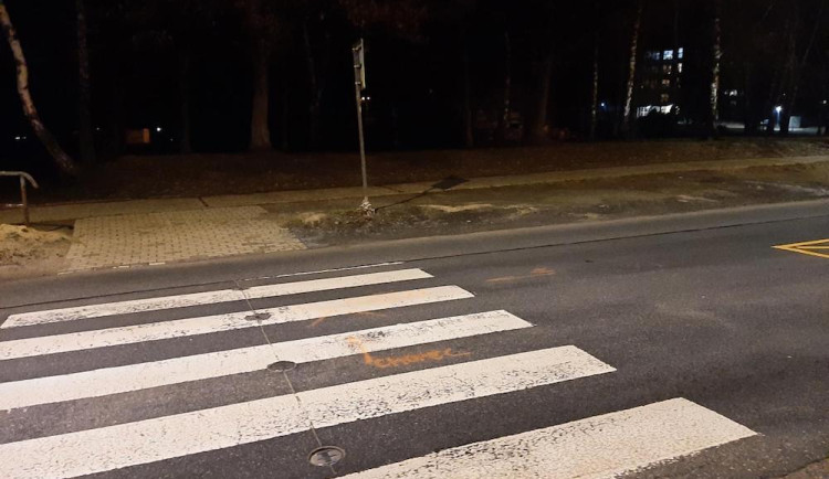 Řidič na přechodu srazil ženu. Ta musela do nemocnice