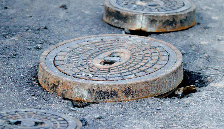 Město vyzývá majitele domů, aby se napojili k připravovaným kanalizacím