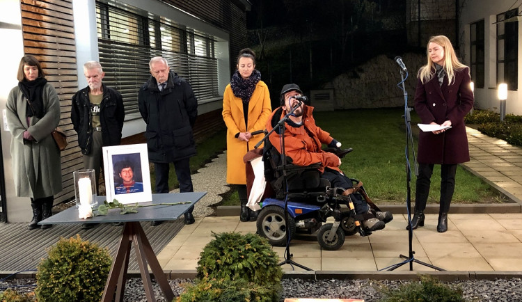 Smrt rukou ošetřovatele a pohřeb bez pozvánek. V Brně vzpomněli na ženu zabitou v ústavu