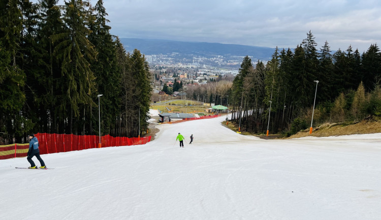 Jarní lyžování v lednu? Některé areály stále v omezeném režimu fungují