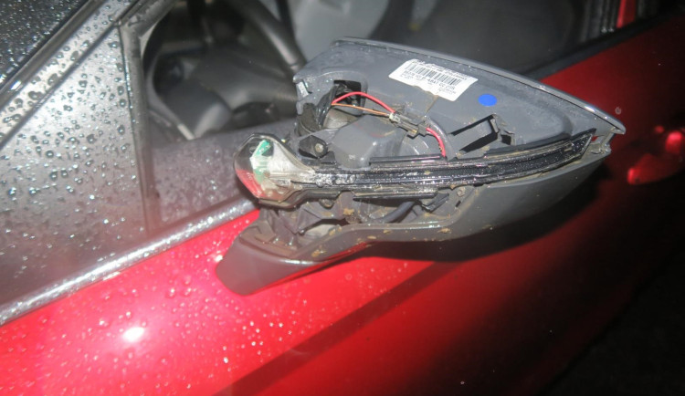 Při nehodě s mikrospánkem vznikla na autě škoda za sto tisíc korun. 