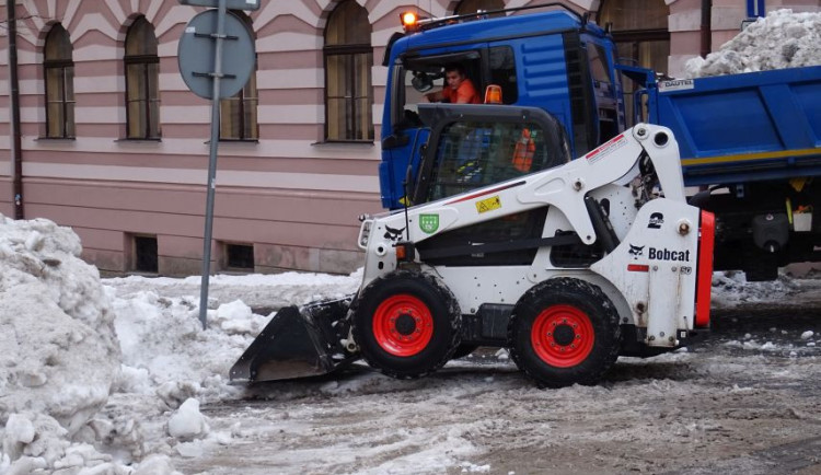 Do zimního úklidu zapojí Jablonec i ukrajinské uprchlíky. Denně bude pracovat až dvacet lidí