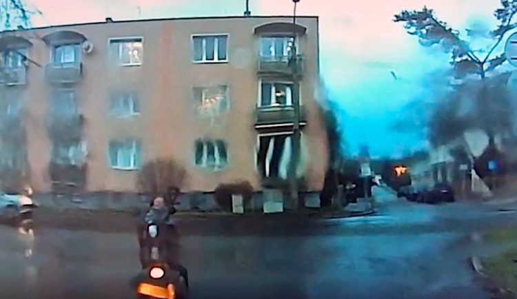 Eskorta s majáky pro ženu na vozíku. Ve městě byla druhý den, zabloudila