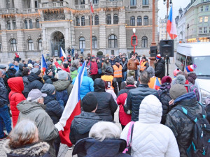 Totalita vs. svoboda? Ladislav Vrábel přilákal na náměstí před radnicí asi dvě stovky lidí