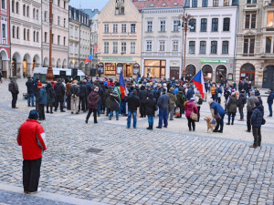 Totalita vs. svoboda? Ladislav Vrábel přilákal na náměstí před radnicí asi dvě stovky lidí