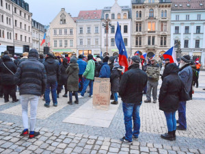 Totalita vs. svoboda? Ladislav Vrábel přilákal na náměstí před radnicí asi dvě stovky lidí