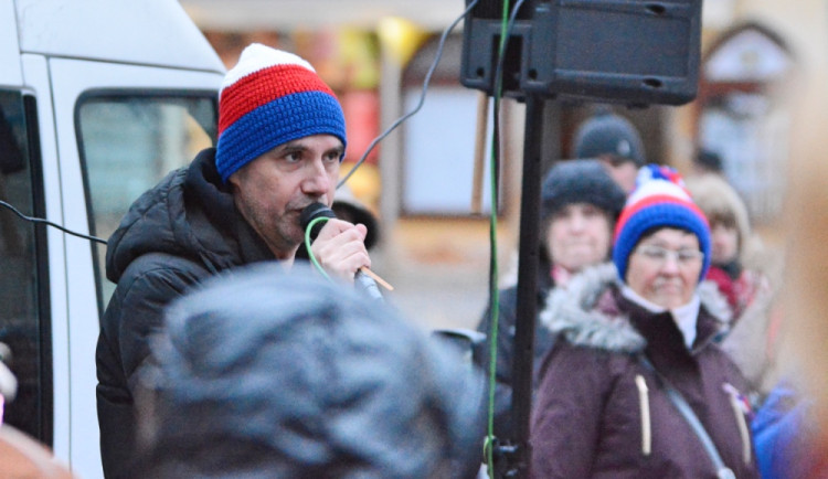 Ladislav Vrábel přilákal na náměstí před radnicí asi dvě stovky lidí