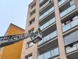 Dvouleté dítě zavřelo rodiče na balkoně, pomohli jim až hasiči