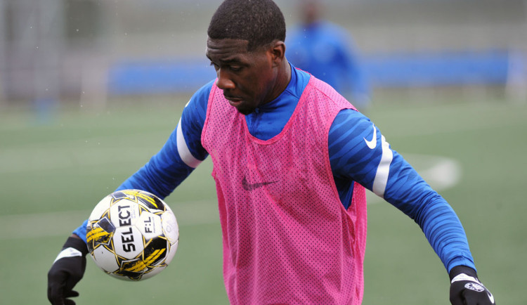Slovan odlétá na Maltu s brankářem Bačkovským, ale bez Tiéhiho. Zamířil na testy do Anglie