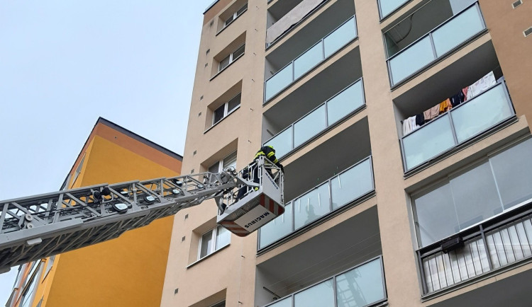 Rodiče uvězněné na balkoně pomohli až hasiči.