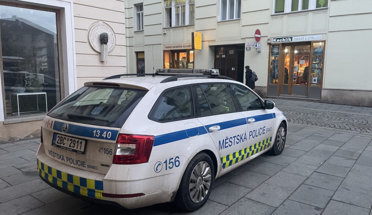 Opilý senior a pes zazpívali policistům v Brně operu. Nezatleskali