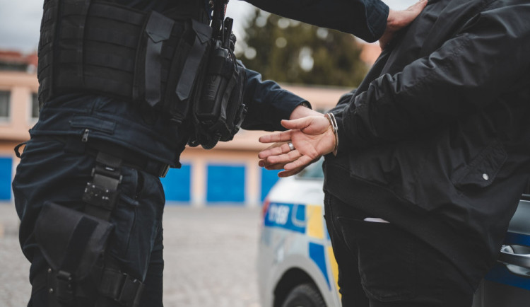 Okradl muže na parkovišti před Tescem. Po městě zloděje naháněl okradený s manželským párem