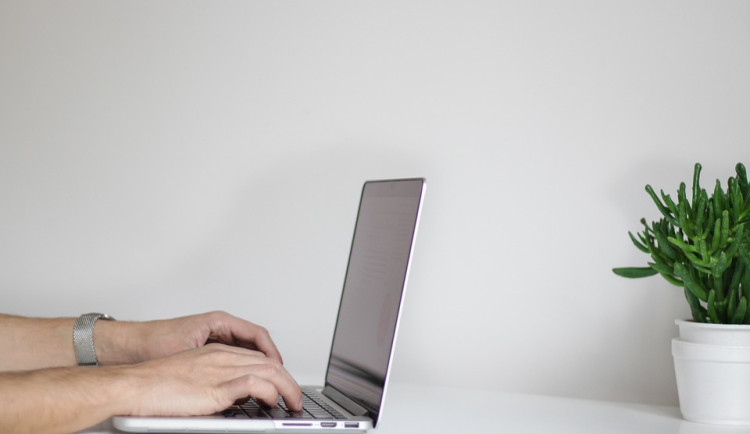 Dva mladíci naletěli podvodníkům na Instagramu. Vše skončilo autoerotikou a poté vydíráním