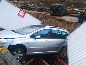 Noční cesta autem skončila ve výkopu parkovacího domu. Řidič zmizel